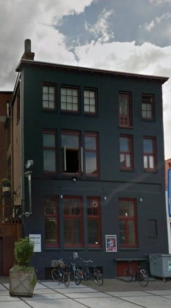 Commerciële ruimte en 8 appartementen in voormalig pakhuis.